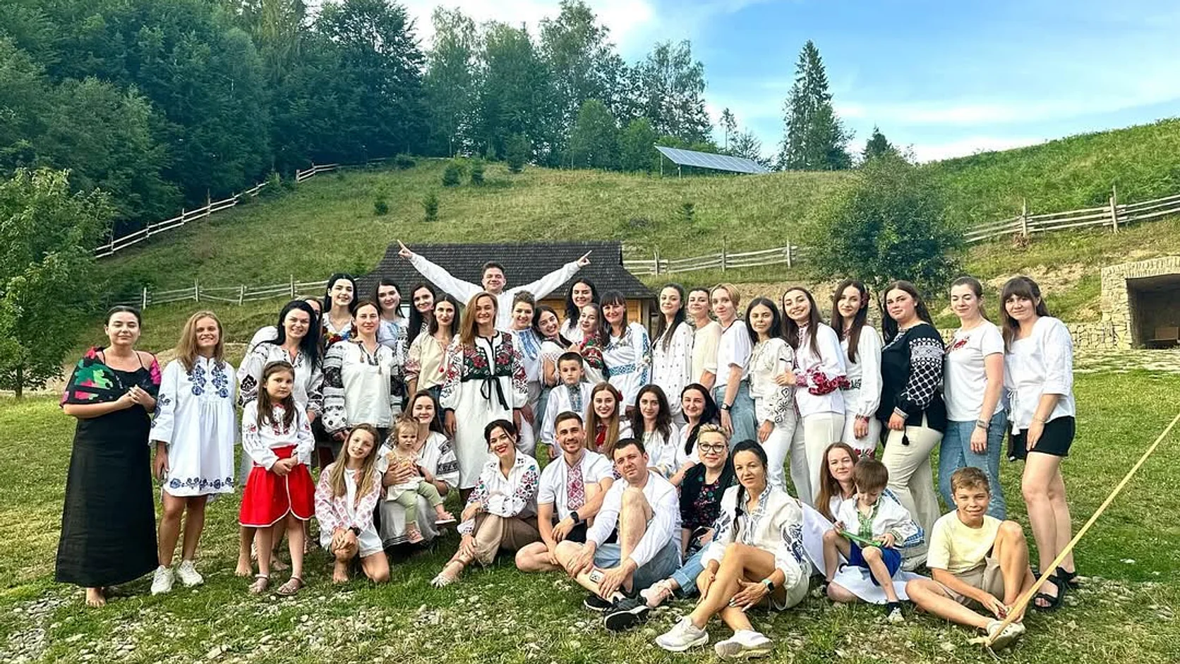 Команда STEMMA у вишиванках на командному виїзді в Карпатах