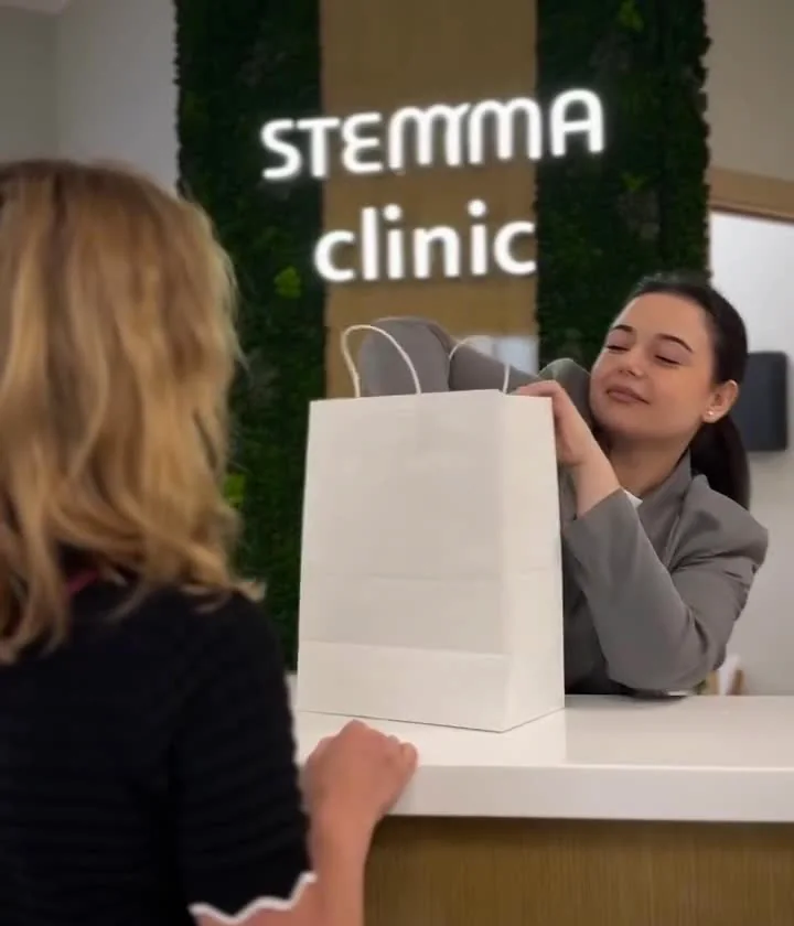 Ресепшн STEMMA clinic зі світловою вивіскою та стінами з живого моху