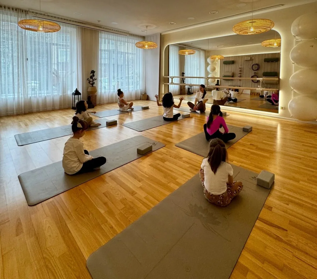 Дитяче групове заняття у студії STEMMA wellness із дзеркальною стіною та теплим світлом